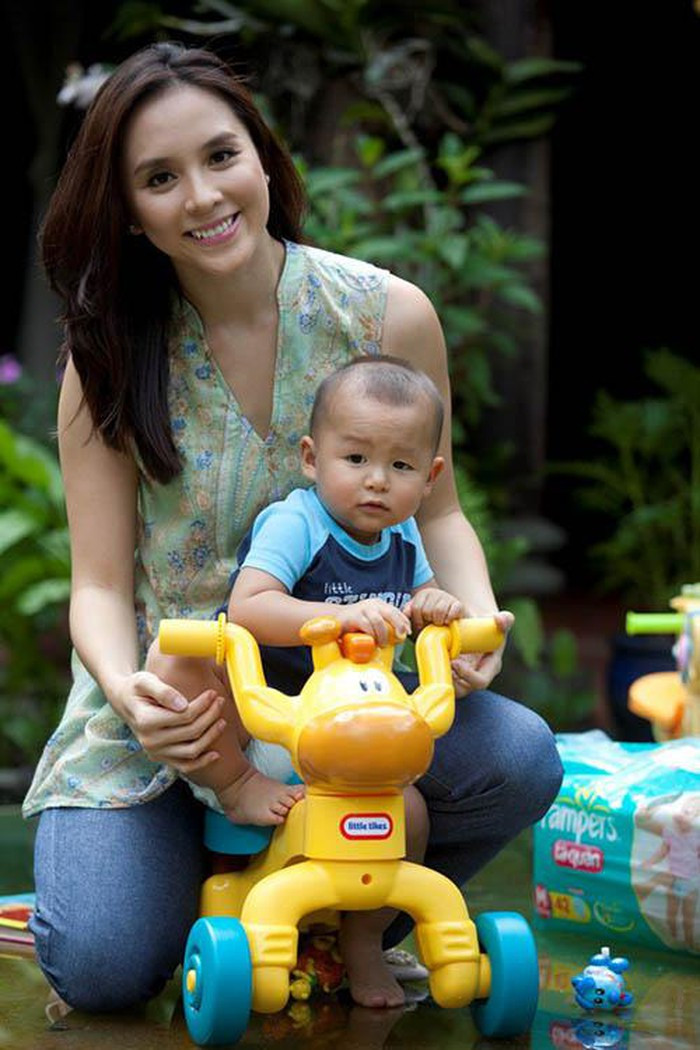 Kể từ ngày kết hôn, á hậu lui về hậu trường để dành thời gian cho gia đình. Hiện tại, cô có hai cậu con trai kháu khỉnh và đánh yêu. Ảnh: Internet