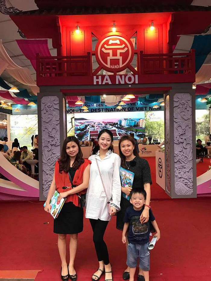 Người đẹp sinh năm 1996 cảm thấy hạnh phúc vì có được những thứ mình mơ ước, được ông xã hết mực yêu thương, chiều chuộng. Hiện tại, cả hai vợ chồng đang cố gắng dành nhiều thời gian cho con trai. Ảnh: Internet