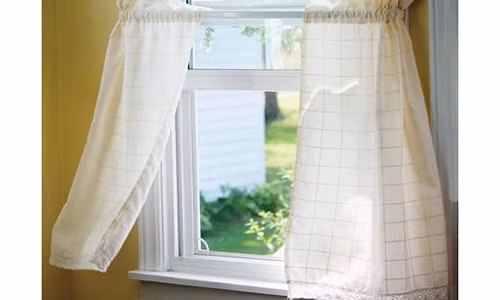 Nên dùng màn che, rèm cửa khi trời nắng nóng.