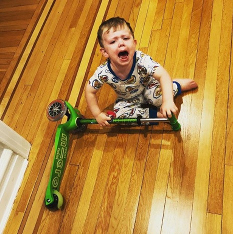 Lũ trẻ có thể khóc vì bạn không cho chúng mang xe lên giường ngủ.