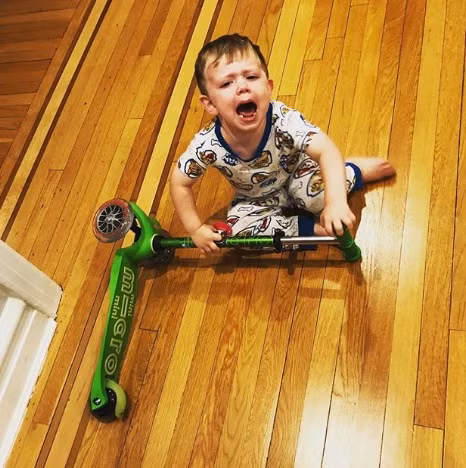 Lũ trẻ có thể khóc vì bạn không cho chúng mang xe lên giường ngủ.