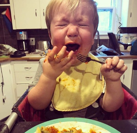 Con có thể khóc khi bạn bắt chúng ăn trưa bằng dĩa.