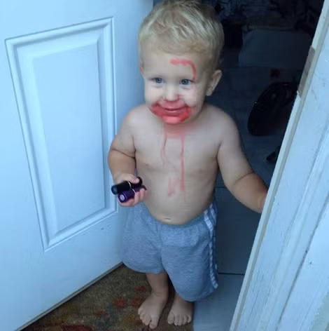 Bạn không nên để chúng nhìn thấy cảnh bạn đánh son mỗi ngày.