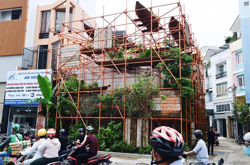 Khoảng hơn 10 ngày nay, bên đường Hoàng Văn Thụ, quận Phú Nhuận xuất hiện một quán cà phê kiểu giàn giáo độc đáo, mới lạ. Quán cà phê được trang trí bằng hàng trăm chiếc giàn giáo xung quanh thu hút người đi đường.