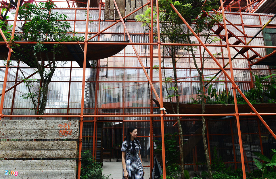 Chủ quán cho biết ý tưởng xây dựng theo phong cách mới lạ này là do nơi đây ít cây xanh, muốn biến cả quán thành khu "vườn treo" bằng giàn giáo.