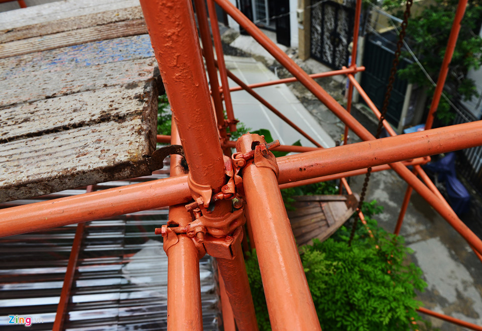 Các bộ khung được giằng néo với nhau bằng các khóa giàn giáo, những tấm sàn được hàn cố định.