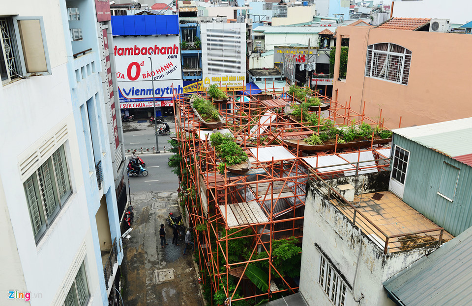 Nhìn từ các góc, quán có diện tích 150 m2 trông như một công trình đang thi công dở dang.