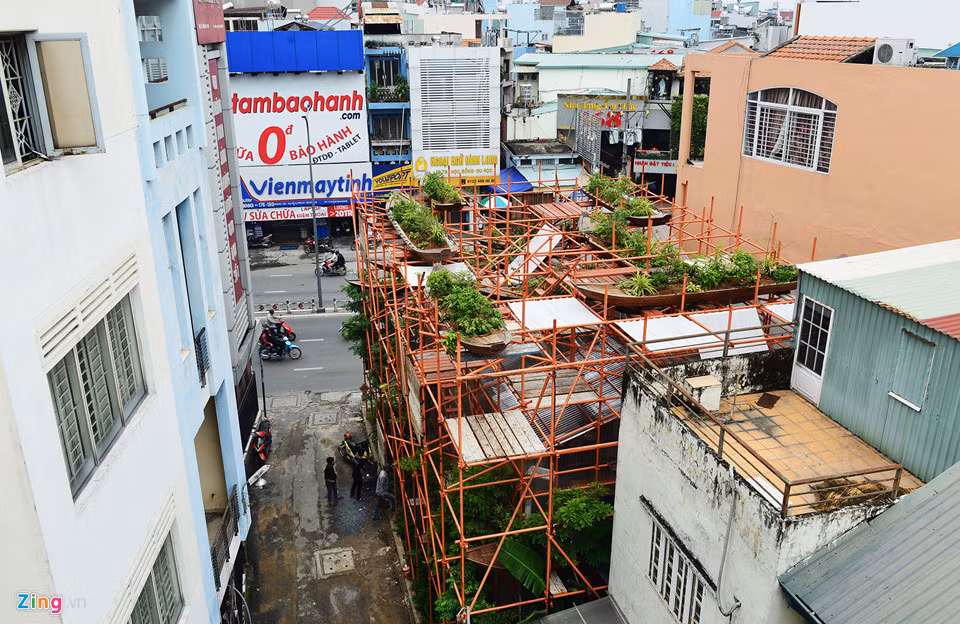 Nhìn từ các góc, quán có diện tích 150 m2 trông như một công trình đang thi công dở dang.