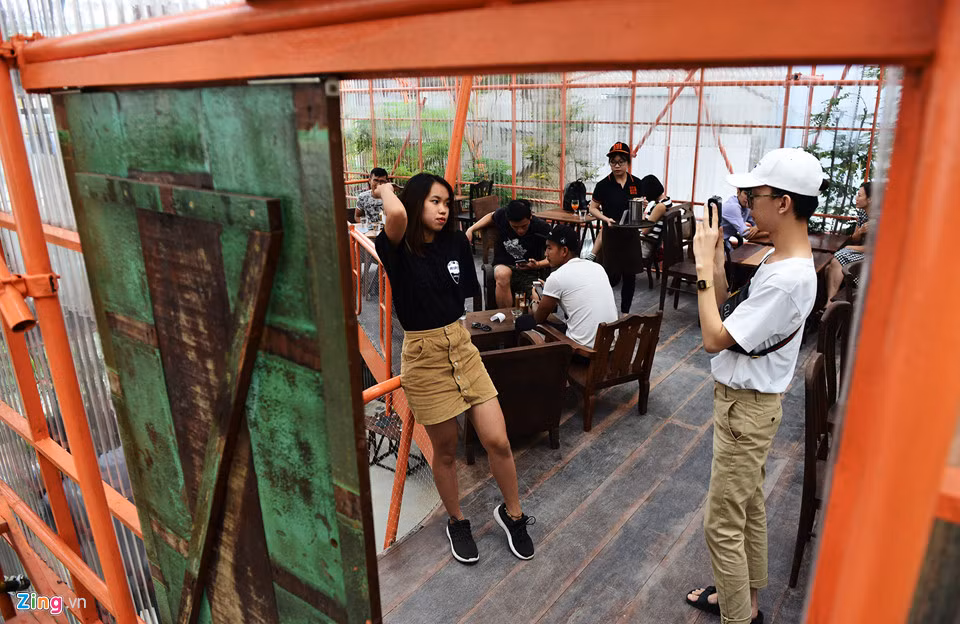 Tuy mới mở cửa nhưng quán cà phê độc đáo này đã thu hút khá nhiều khách tới thưởng lãm, chụp hình.