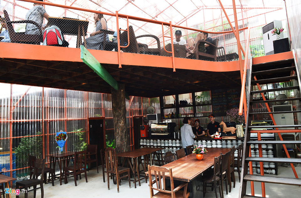 Không gian bên trong quán khá rộng rãi với mặt sàn và một phần gác. Theo chủ quán 90% vật liệu xây dựng là đồ cũ được tuyển chọn với những bộ giàn giáo còn tốt, bàn ghế cũ sưu tầm từ khắp nơi có hình dáng mộc mạc khác nhau.