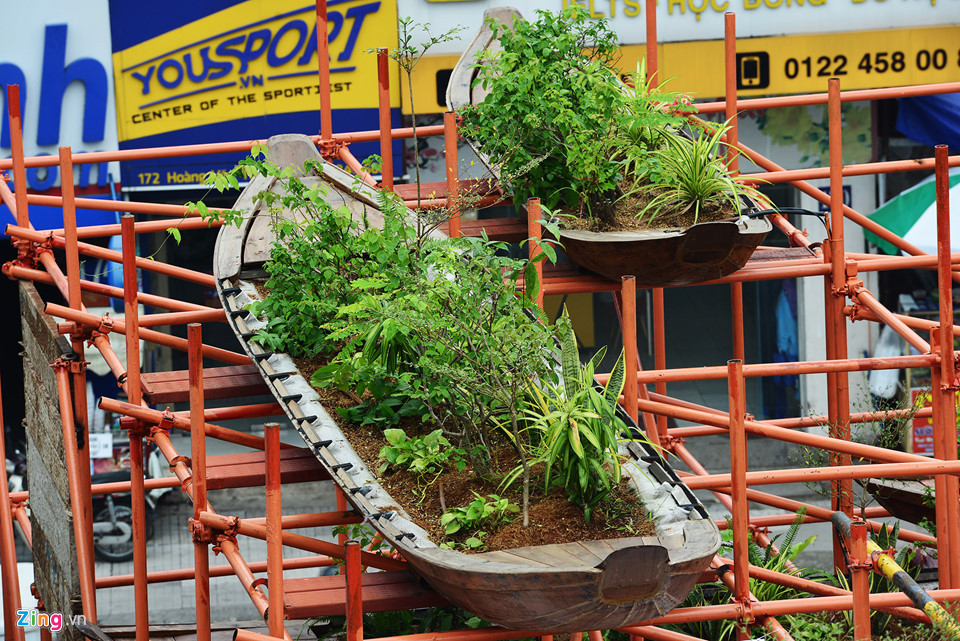 Khung cảnh bên ngoài quán như một vườn treo với 18 chiếc ghe nguyên bản của miền Tây sông nước Nam Bộ trồng 40 loại cây cảnh khác nhau vừa tạo mảng xanh vừa che nắng cho bên trong.