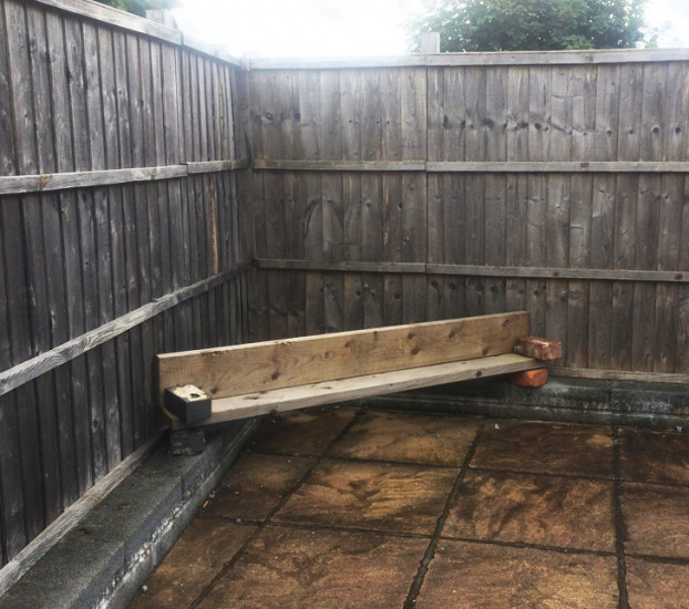 Một băng ghế dự bị được xây tạm trong vòng vài phút.