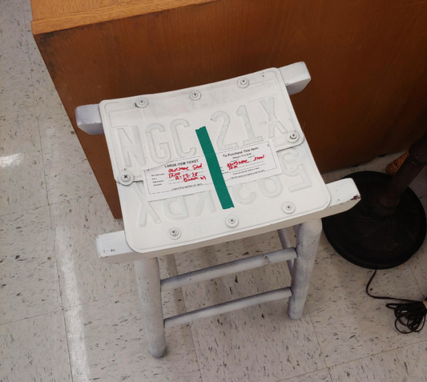 Cửa hàng này bán một chiếc ghế $ 12 làm bằng biển số xe.