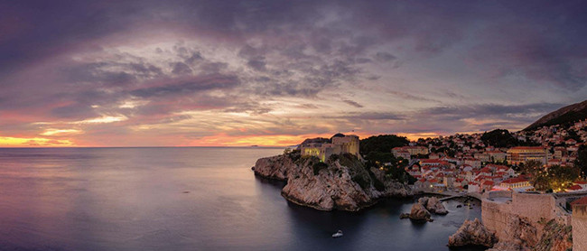 Hoàng hôn xuống trên những ngôi nhà vịnh Dubrovnik, bức ảnh được chụp từ trên bức tường thành phố Croatia.