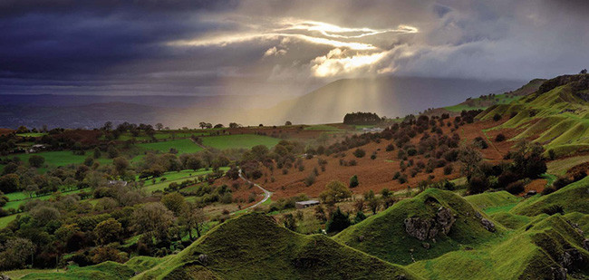 Mặt trời khuất bóng sau những đám mây mù, ngay sau khi mặt trời mọc, ánh sáng chói lọi này sẽ làm làng Breicon, xứ Wales rực rỡ sáng lòa.