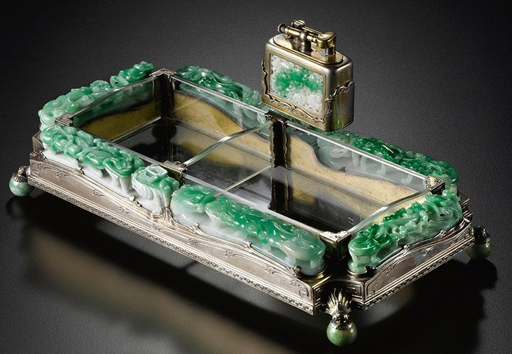 Chiếc bật lửa Jadeite Ashtray có giá 254.000 USD (tương đương 5,8 tỷ đồng) có thiết kế phong cách hoàng gia, với vỏ được làm bằng bạc và ngọc lục bảo.