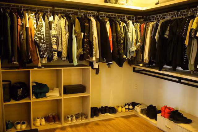 Phòng để quần áo, phụ kiện cũng được sắp xếp gọn gàng, ngăn nắp.