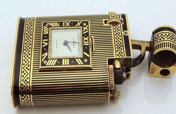 Bật lửa Cartier 18.988 USD (trên 430 triệu đồng) được làm bằng 18 thanh vàng thật và trang trí đá quý.