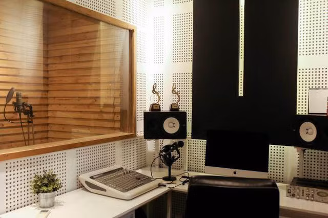 Phòng thu được Đại Nhân bố trí cạnh phòng ngủ. Các thiết bị âm thanh cần thiết đều rất đầy đủ.