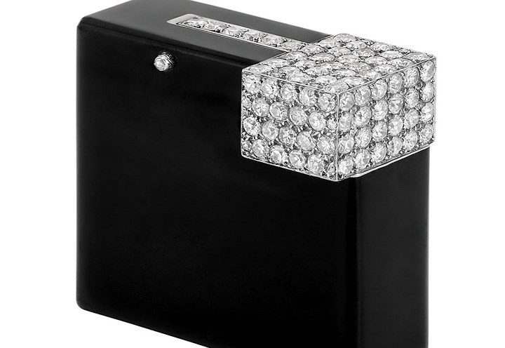 34.375 USD (tương đương 790 triệu đồng) được làm bằng bạch kim, trang trí những viên kim cương nặng 2,75 karat.