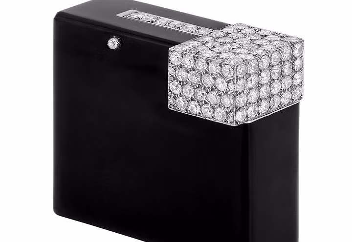 34.375 USD (tương đương 790 triệu đồng) được làm bằng bạch kim, trang trí những viên kim cương nặng 2,75 karat.