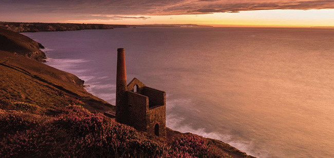 Mây lửng lờ trôi nhẹ, ngôi nhà cũ kỹ ở Wheal Coates đẹp rực hồng trong ánh chiều hoàng hôn.