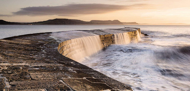 Bình minh trải những giọt mật vàng phủ khắp Lyme Regis, Dorset. Đây là những tia nắng đầu tiên sau những tháng ngày mùa đông lạnh giá.