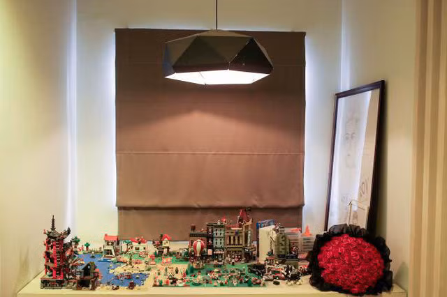 Đặc biệt, anh còn tận dụng một khoảng nhỏ để chơi lego - trò chơi ưa thích của nam ca sĩ nhiều năm nay. Đại Nhân tiết lộ, để hoàn thành tác phẩm này, anh đã mất hơn 2 năm và vẫn chưa trọn vẹn vì bận rộn với công việc riêng.