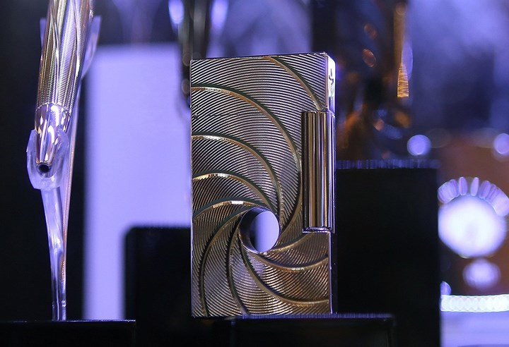 ST DuPont Ligne 2 79.000 USD (tương đương 1,8 tỷ đồng) được làm bằng vàng nguyên chất, kim cương 5,2 karat.