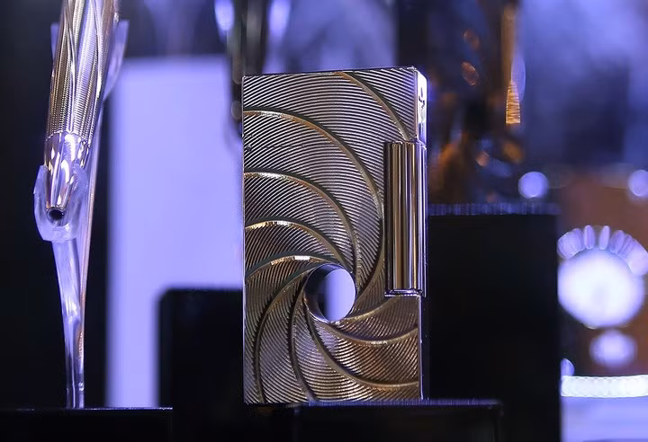 ST DuPont Ligne 2 79.000 USD (tương đương 1,8 tỷ đồng) được làm bằng vàng nguyên chất, kim cương 5,2 karat.