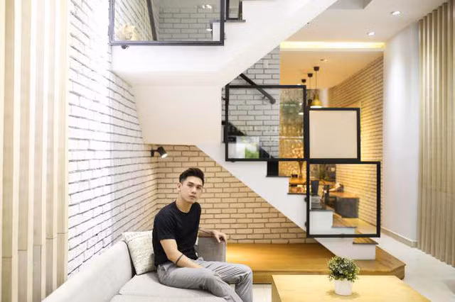 Sau gần hai năm vắng bóng khỏi làng nhạc Việt vì quyết định rời khỏi công ty quản lý, cuối tháng 4, Đại Nhân đã quyết định tái xuất Vpop bằng sản phẩm âm nhạc mới và cởi mở hơn về cuộc sống đời tư.