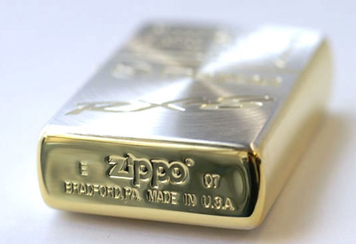 Chiếc Zippo windproof 37.000 USD (tương đương 851 triệu đồng) là sản phẩm kỷ niệm sinh nhật lần thứ 75 của hãng Zippo.