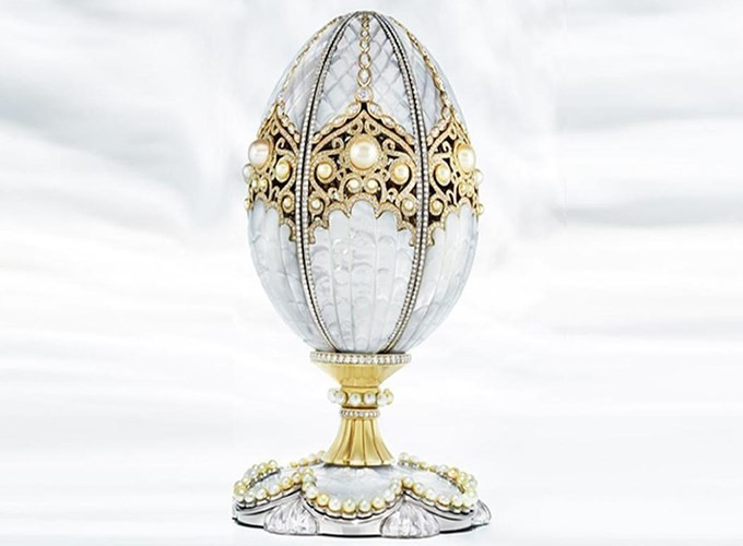 Chiếc bật lửa Faberge 65.650 USD (tương đương 1,5 tỷ đồng) được làm thủ công từ ngọc trai và kim loại quý vào những năm 1900 bởi nhà giả kim Vladimir Soloviev.
