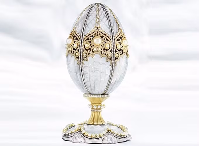 Chiếc bật lửa Faberge 65.650 USD (tương đương 1,5 tỷ đồng) được làm thủ công từ ngọc trai và kim loại quý vào những năm 1900 bởi nhà giả kim Vladimir Soloviev.
