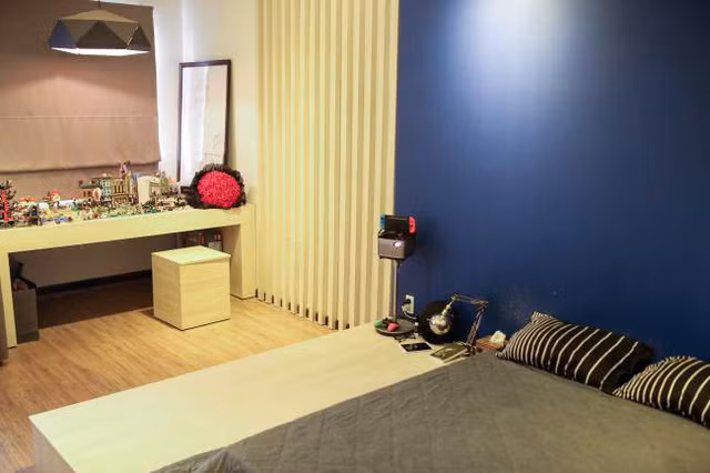 Phòng ngủ của Đại Nhân được lát sàn gỗ, dành riêng một góc để trưng bày quà fan tặng.