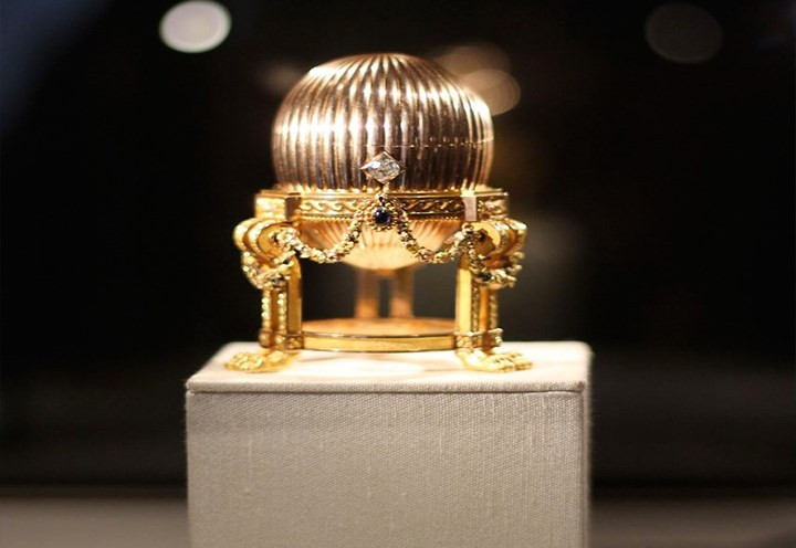Faberge trị giá 136.000 USD (tương đương 3,1 tỷ đồng) thiết kế theo hình dạng con khỉ bọc vàng và bạc.