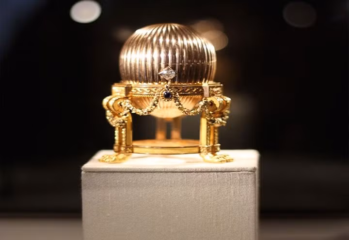 Faberge trị giá 136.000 USD (tương đương 3,1 tỷ đồng) thiết kế theo hình dạng con khỉ bọc vàng và bạc.