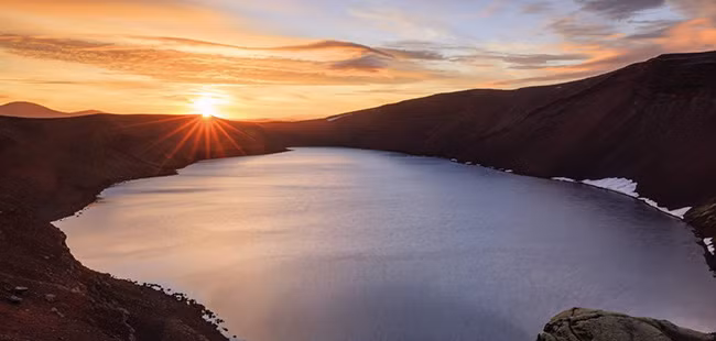 Mặt trời lặn trên ngọn núi lửa đã tắt ngấm từ lâu, trên cao nguyên vùng Ljotipollur, Iceland.