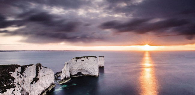 Bình minh tuyệt đẹp trên những tảng đá Old Harry, Swanage, đánh dấu sự khởi đầu hoàn hảo cho một ngày.