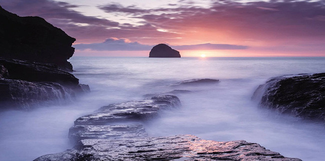 Mặt trời lặn ở Trebarwith Strand, phía Nam Cornwall. Nhiếp ảnh gia Hoddinott nói rằng: “Vào cuối ngày, bờ biển được cho là nơi tốt nhất để đánh dấu thời gian tuyệt đẹp nhất trong ngày. Ánh sáng, màu sắc, bờ cát ẩm ướt...tất cả là hoàn hảo.”