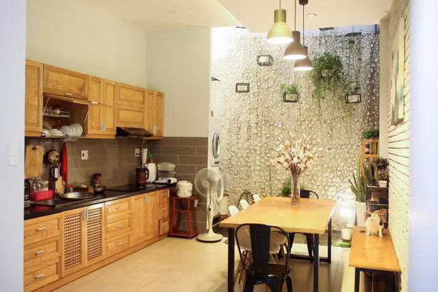 Nhà Đại Nhân ở Quận Tân Phú, TP HCM, cách xa trung tâm thành phố khoảng 10km. Nam ca sĩ cho biết, anh có nguyên tắc riêng khi lựa chọn nơi ở, đó là cách xa trung tâm thành phố và phải trong hẻm lớn, có ngõ cụt để đảm bảo sự riêng tư nhất định. Không gian bếp được sắp xếp gọn gàng, trưng bày thêm một số cây cảnh để tạo cảm giác gần gũi với thiên nhiên.