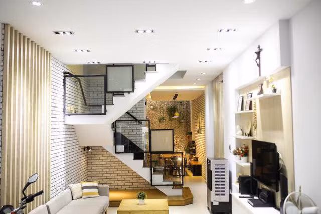 Mới đây, nam ca sĩ Đại Nhân cũng quyết định hé lộ không gian sống tại TP HCM. Sau 3 năm xây dựng, chốn đi về này của nam ca sĩ đã được tân trang thêm nhiều chi tiết đặc biệt hơn, mà theo Đại Nhân, anh có thể dành trọn thời gian để ở nhà hoặc mời bạn bè tới vui chơi ngày cuối tuần.