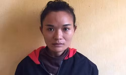 Đối tượng Lữ Thị Nhom lại cơ quan cảnh sát điều tra.