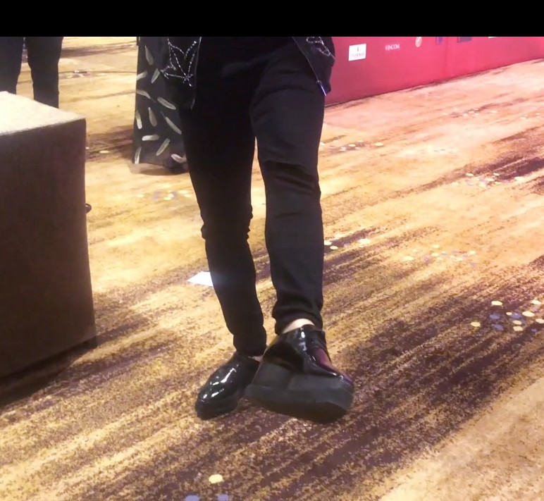  Trấn Thành hiện là một trong những danh hài nổi tiếng và đắt show nhất nhì hiện nay. Anh không chỉ được khán giả ngưỡng mộ bởi tài năng, chuyện vợ chồng son gắn bó với Hari Won mà còn bởi phong cách thời trang chỉn chu mỗi lần xuất hiện. Sở hữu chiều cao 1m70 nhưng mỗi lần sánh vai cùng vợ hay các chân dài khác, nam danh hài vẫn bị lép vế hơn hẳn. Để khắc phục tình trạng này, Trấn Thành thường xuyên nhờ cậy đến giầy độn, đôn đế.