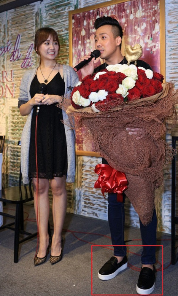 Để xứng đôi với Hari Won, không ít lần Trấn Thành phải nhờ cậy đến đôi giày với phần đế dày hơn bình thường.