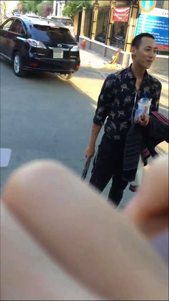 Những ngày vừa qua, Rocker Nguyễn gây chú ý khi tuyên chiến với cộng đồng mạng, dọa đánh sập một trang fanpage chuyên bàn chuyện showbiz. Thậm chí, nam ca sĩ Rocker Nguyễn còn sẵn sàng chi 50 triệu cho người nào tìm được một anti-fan mắng chửi mình.