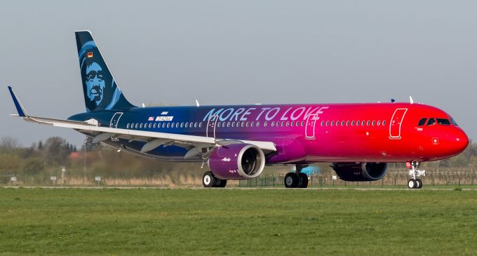 3. Alaska Airlines Thân máy bay sặc sỡ với hình khuôn mặt người Eskimo Alaska trên đuôi là một thiết kế vô cùng độc đáo mang hơi thở của vùng đất Alaska – nơi khởi nguồn của hãng Alaska Airlines.