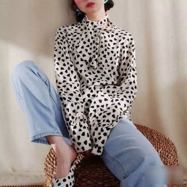 Áo sơ mi cổ tròn xếp ly Kiểu áo sơ mi nữ cổ tròn xếp ly mang đến cho bạn gái nét nữ tính, thanh lịch. Nó giúp cô nàng gầy gò thiếu sức sống trở nên xinh xắn, đầy đặn hơn.