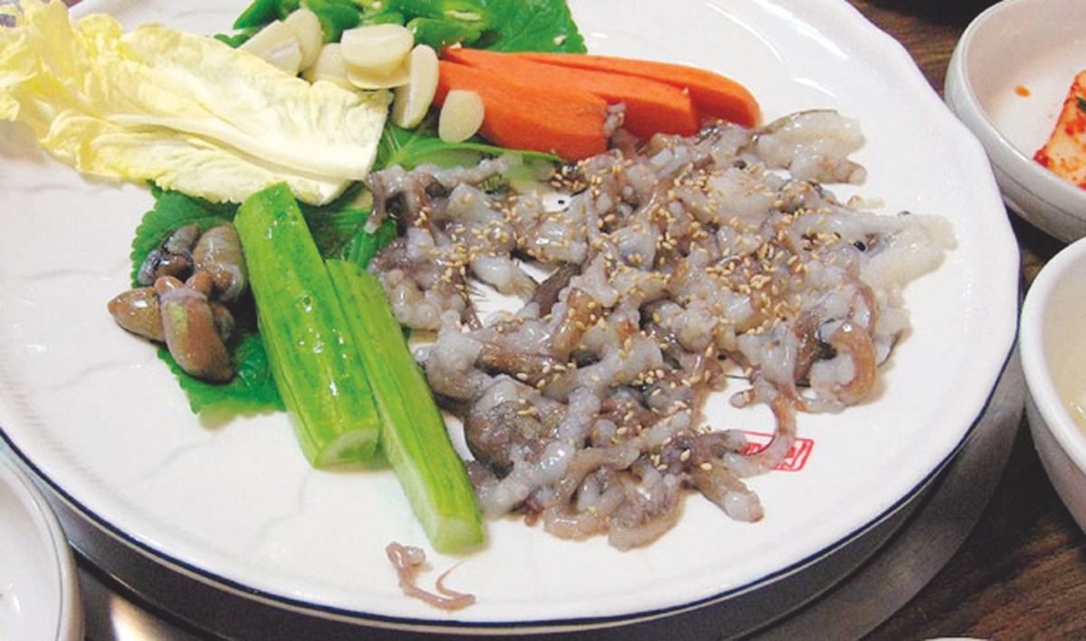 Bạch tuộc sống Người Hàn gọi món bạch tuộc sống này là Sannakji. Món bạch tuộc này được lấy còn sống nguyên từ nước, được xắt nhỏ thành nhiều mảnh và trộn với gutted. Thực khách chỉ việc thưởng thức những miếng bạch tuộc này khi chúng đang… quằn quại. Món ăn này được cảnh báo sẽ khiến thực khách nghẹt thở vì các xúc tu của bạch tuộc có thể bám vào cổ họng. Đây là một trong những món ăn nằm trong cảnh báo nguy hiểm.