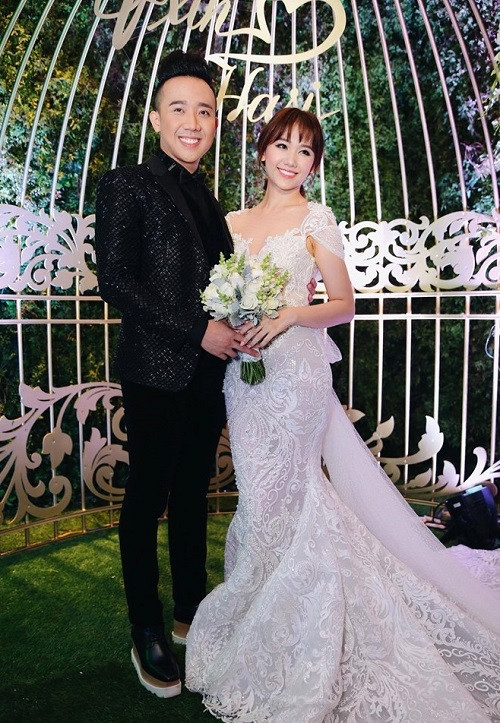 Chú rể cao hơn hẳn cô dâu nhờ đôi giầy "thần thánh" và mái tóc bới cao.